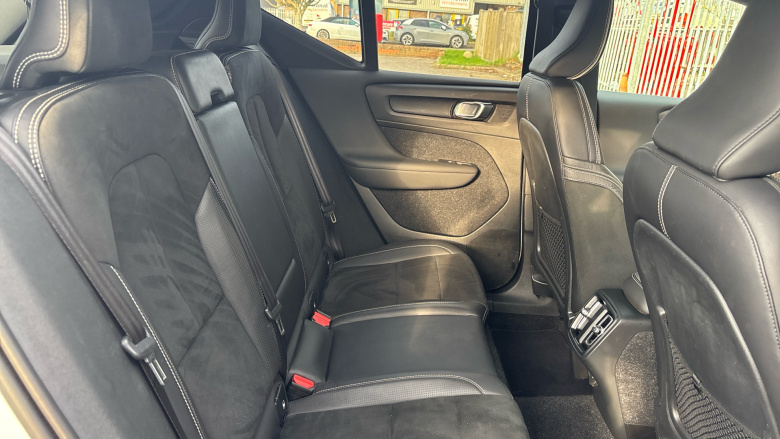 Volvo Xc40 2.0 T4 R DESIGN 5dr AWD Geartronic Petrol Estate